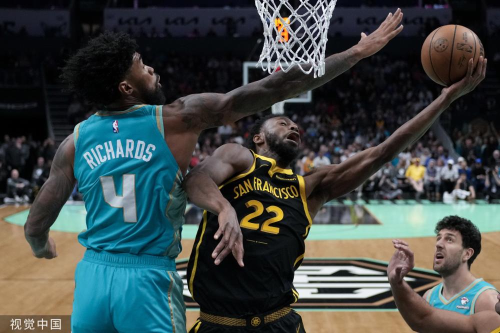 队在中场采 队在中场采